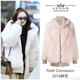 杨幂卷发扎丸子头穿皮草化身美少女