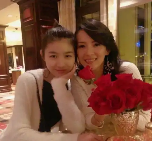 汪峰大女儿近照曝光,16岁小苹果化浓妆衣着性感,气质显成熟