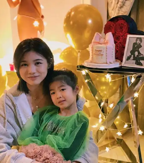 章子怡为汪峰大女儿庆生,16岁小苹果颜值超高,随了亲妈的基因