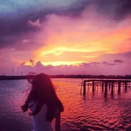 女生夕阳背影唯美