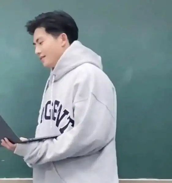 上海某高校中文系男老师,撞脸靳东气质儒雅,网友评论笑不活