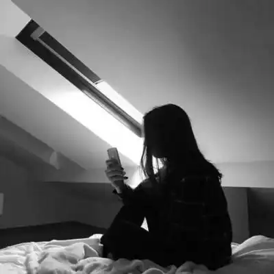 qq黑白女生头像霸气,活在别人的掌声中女生
