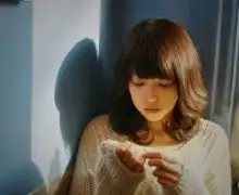 找一张唯美女生的头像,那个女生是梨花头,侧着对镜头,手里拿着扎头发的对着嘴巴,总之很唯美.