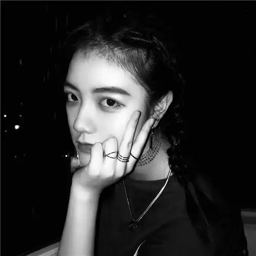 超级可爱女生头像黑白