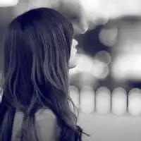 唯美伤感黑白女生头像我也认为当初那个素面朝天眉眼稚嫩的我最