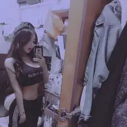 香港美女穿开胸毛衣玩ps4宅男大呼过瘾