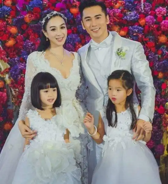 钟丽缇穿黑色吊带裙披羽毛披肩太高贵,张伦硕穿金色西装好酷