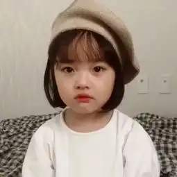 她不只是可爱表情包,更是超会拍照的穿搭博主
