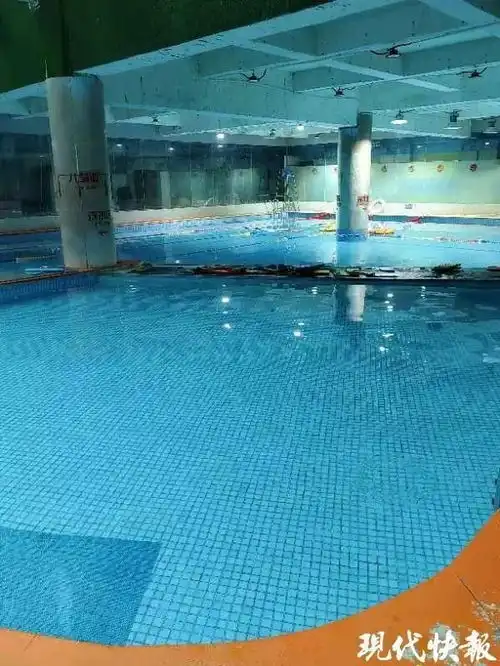 游泳馆办卡仅限有学士学位女性门店回应
