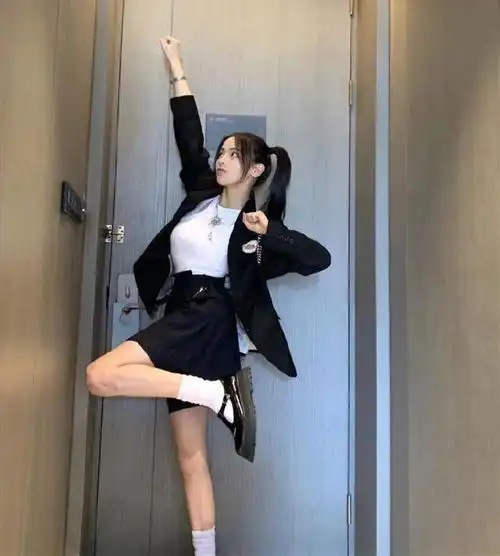 杨超越走港风路线太美艳了一头偏分披肩发,真是美到人心里了