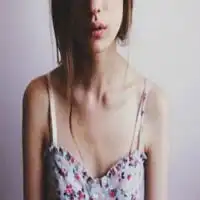 真人头像女生露锁骨温柔