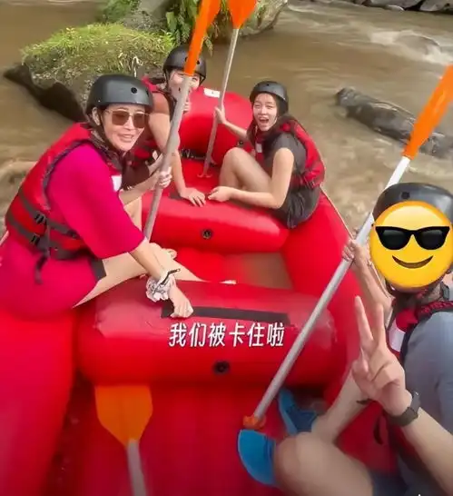于明加一家四口惊艳亮相,富豪丈夫低调出镜,两个女儿遗传母亲美貌
