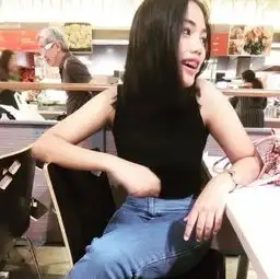 嫌胸口玫瑰文身太刺眼,美女大学生自己动手玩消除