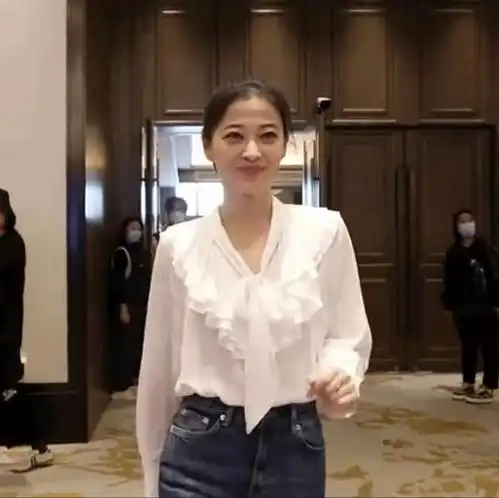 46岁梅婷不靠高定也能惊艳众生扎高马尾变活力美少女,状态绝佳
