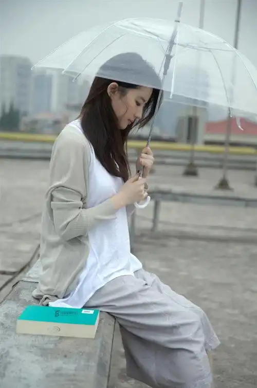 刘亦菲清纯旧照曝光撑伞捧书文艺范儿十足