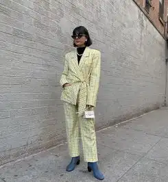 宋茜刘雯姚晨宋佳宁愿再带个包装东西,也要背着它装可爱