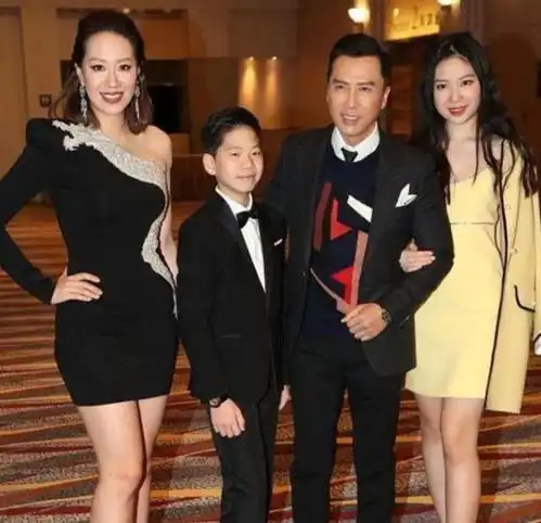 甄子丹携一家四口出游,搂妻子牵女儿超有爱,儿女都和他一般高了