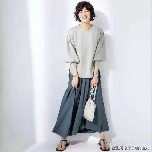 她才是五十多岁女人的穿衣榜样简单耐看又高级,优雅大气又减龄