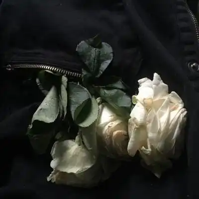 手拿花女生头像