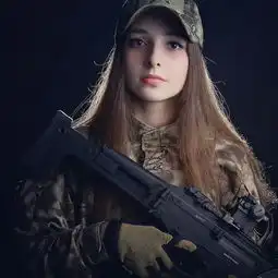 组图俄清纯小美女走红网络酷爱枪械与军