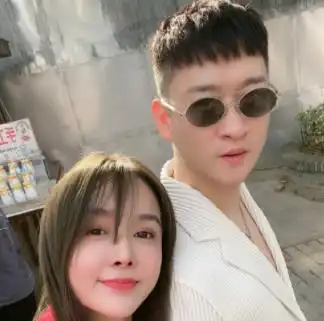 35岁曹云金官宣新恋情和小1岁女友亲密依偎,女方颜值不输明星