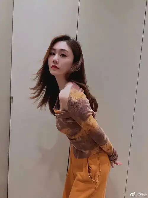 40岁女星刘芸穿玫红色比基尼出镜,素颜状态能打,修长美腿白嫩光滑