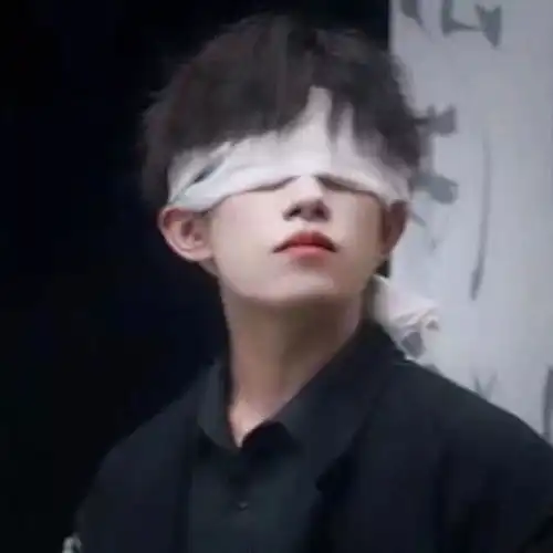 网易云热评公交车上,男孩害羞的低下了头,而另一旁的女孩