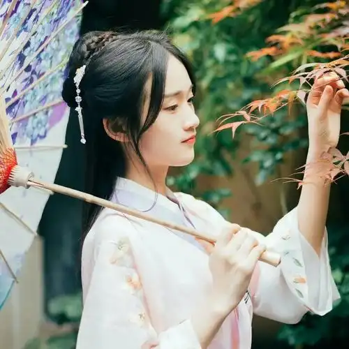 唯美中国风女生头像青春是一场大雨,即使感冒了,还盼望回头再淋它一次