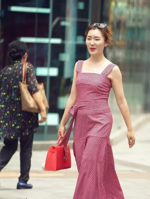 连衣裙显你淑女的气质,舒适大方呈现别具一格的美