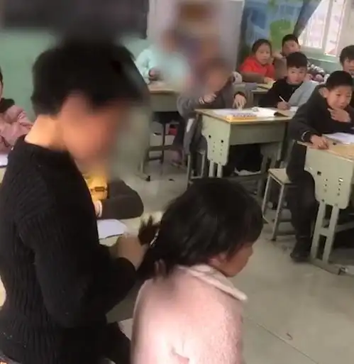 男孩拽女同学头发把人气哭,老师惩罚扎好,男孩双手举着头发难哭