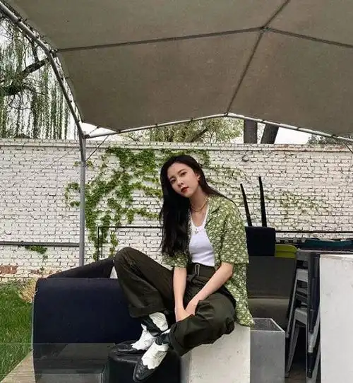 花衬衫怎么穿才不会土跟着明星学这样穿,复古优雅又时髦