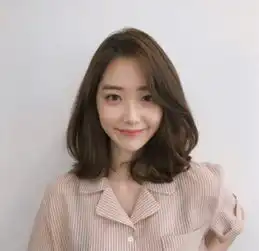 2013早春温婉浪漫短发发型韩式女生约会流行显瘦发型