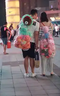 街拍绿色休闲上衣蓝色短裤,氧气美女气质出众,真好看