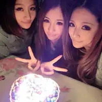 头像里面三个女生