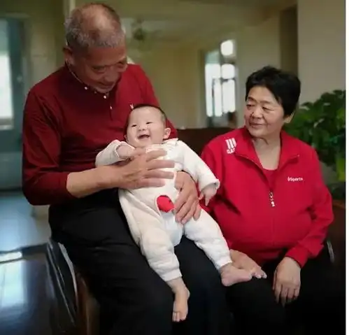 几年前67岁老人怀孕生女称退休金过万不麻烦子女如今怎样了