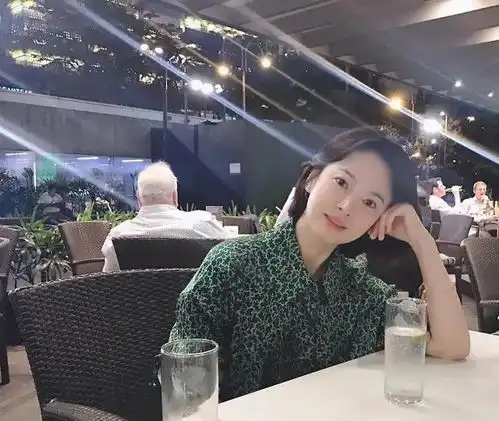 宋慧乔日常私服好随性,牛仔衬衣配黑裤减龄活力,扎小辫不像37岁