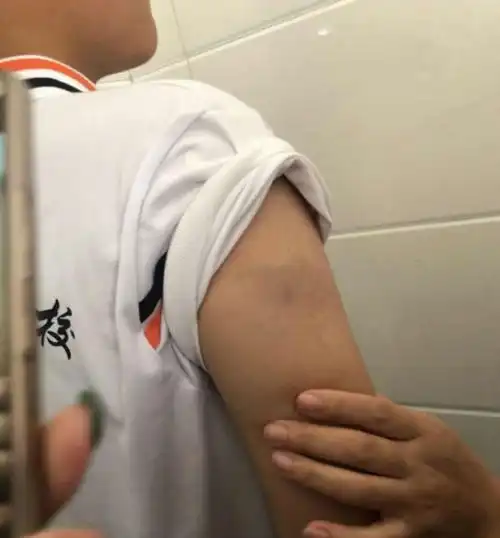 男教师为给女友出气殴打20多名学生并辱骂