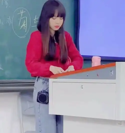 重庆一美女老师撞脸lisa走红,学生教室外猛拍,本人发文求放过