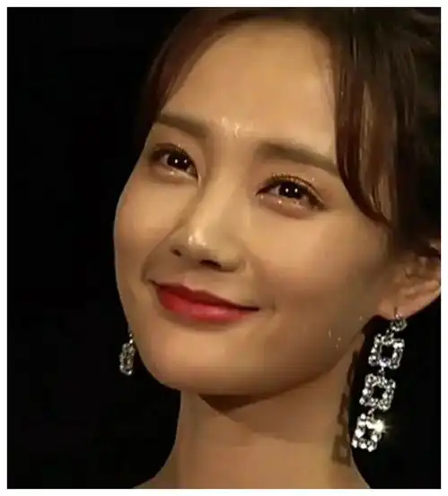 百花奖女星怼脸镜头,杨紫周冬雨发挥出色,我却被孔雪儿惊讶了