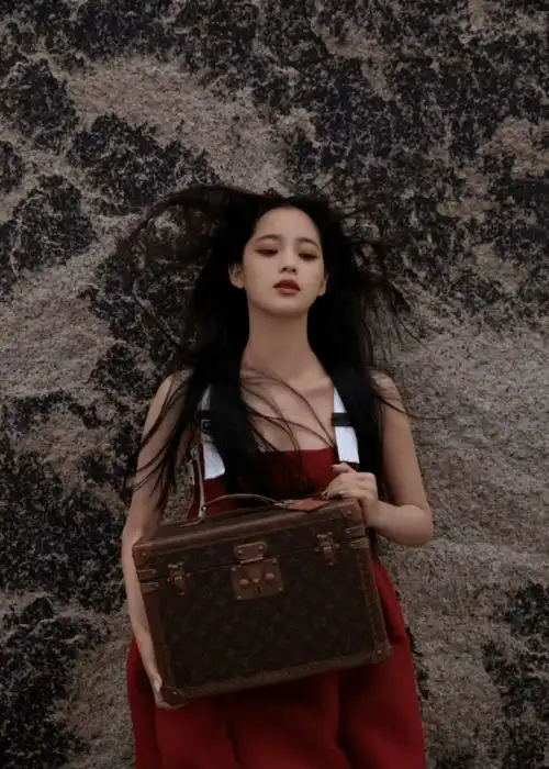 欧阳娜娜白色花朵裙太仙了,温柔不失少女感,甜美迷人