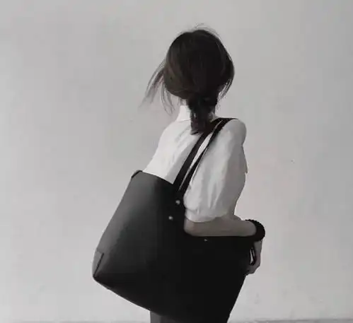 高冷女生头像黑白背影半
