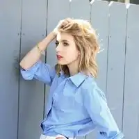 女生欧美简约头像高冷阳光下歇斯底里的轻笑