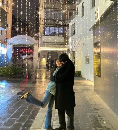纪凌尘大秀恩爱,穿黑色风衣站街头拥吻女友,女生一脸害羞超甜蜜