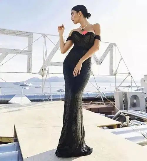 c罗足球最成功的男人之一,来看看他前女友和现女友,那个颜值高