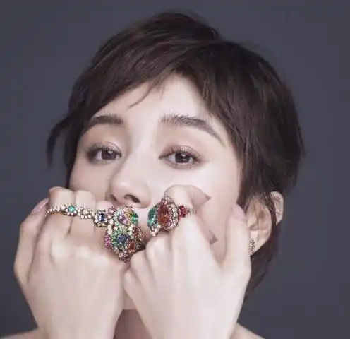 王子文的妹妹头又剪短了减龄显嫩自带高级感,不愧是个短发妖精