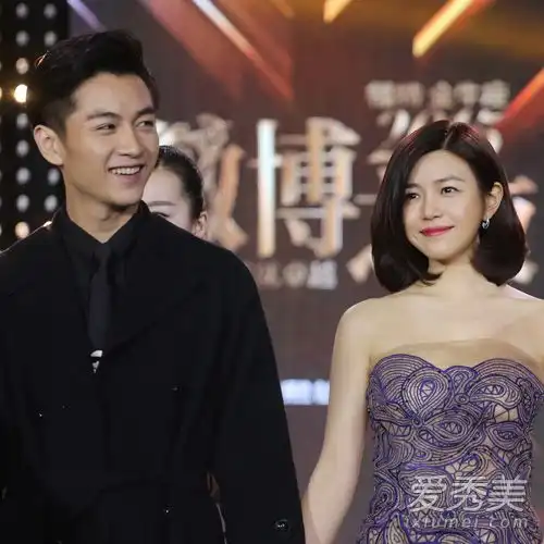 圆脸很容易通过搭配陈妍希的妆容和发型营造出少女的感觉