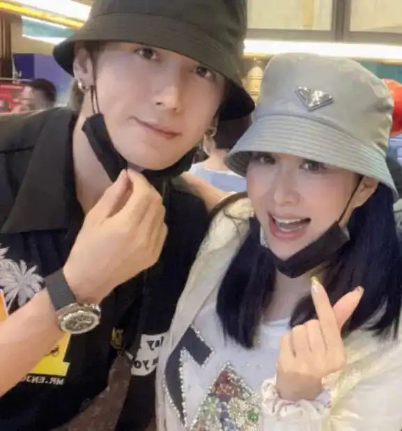 钟丽缇一家四口同框,12岁女儿身高165,张伦硕太年轻不像继父