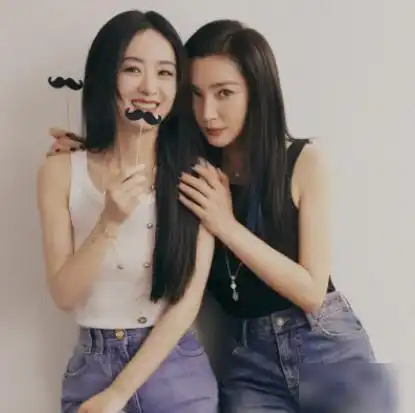 赵丽颖时尚大片出炉穿皮衣又酷又拽,和李冰冰同框比美难分高低