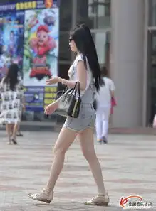 街拍的背带牛仔短裤墨镜美女