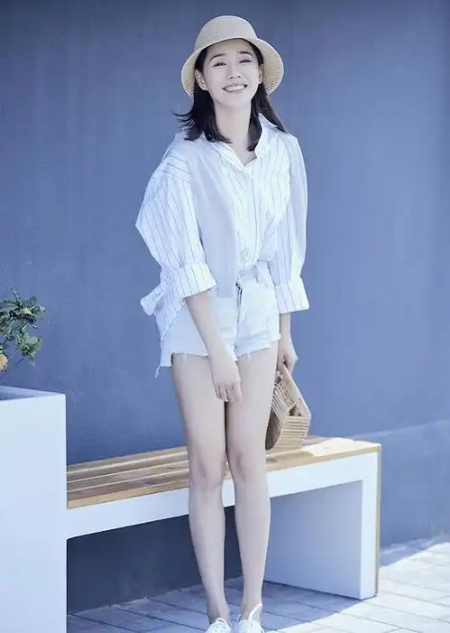 美女气质清新出尘,一身休闲装,美得让人窒息